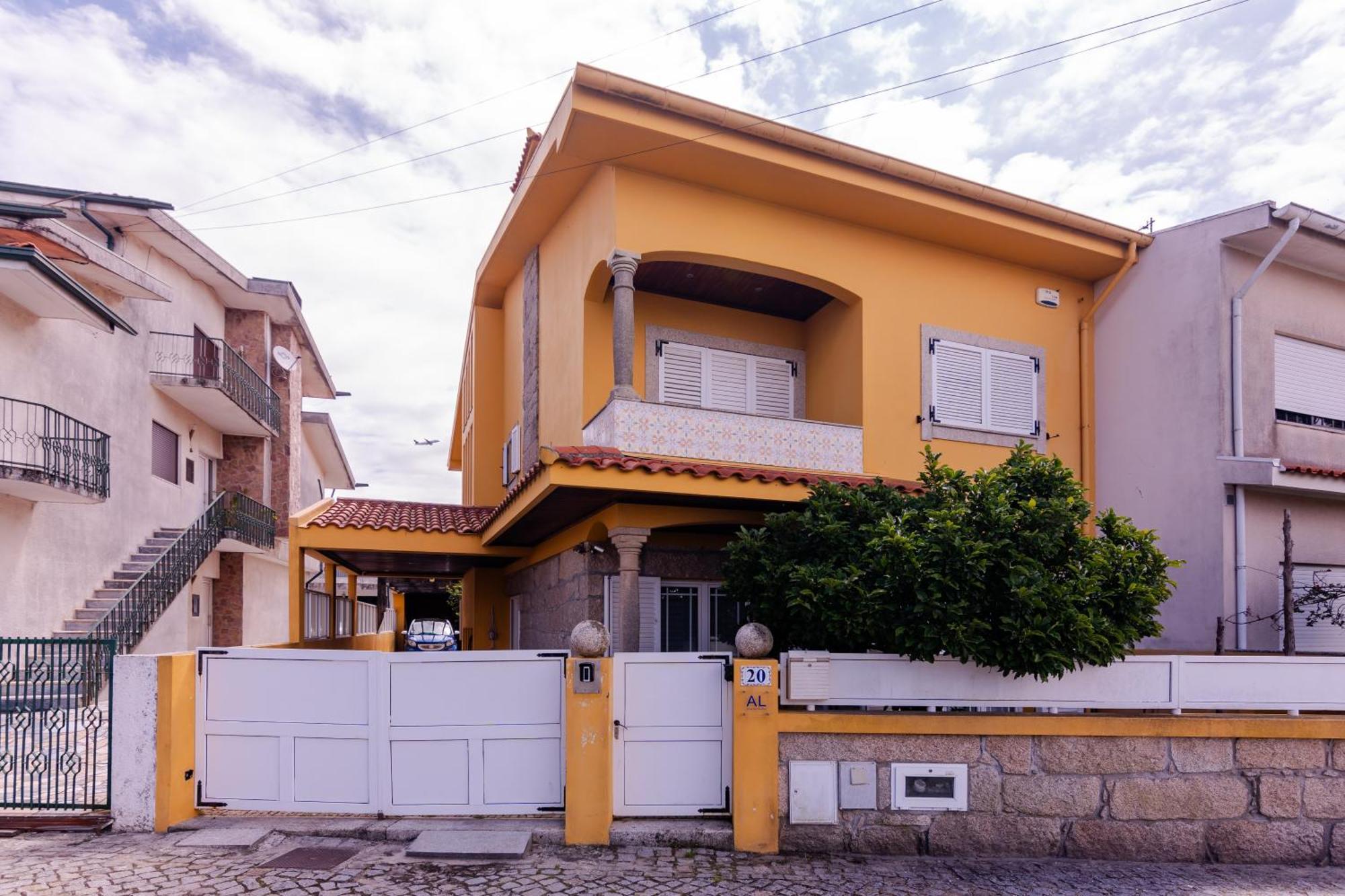 Perafita Yellow House - Ecohost Buitenkant foto